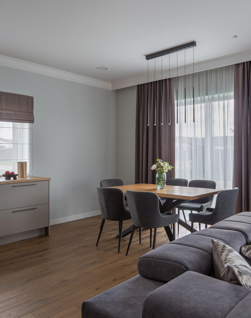 Ne tik grindys, bet ir medinės palangės, durys, grindjuostės – viskas iš vienų rankų