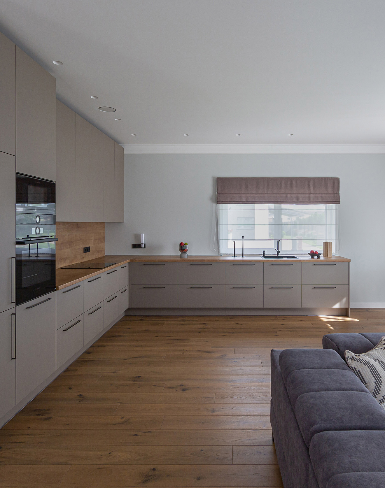 Ne tik grindys, bet ir medinės palangės, durys, grindjuostės – viskas iš vienų rankų