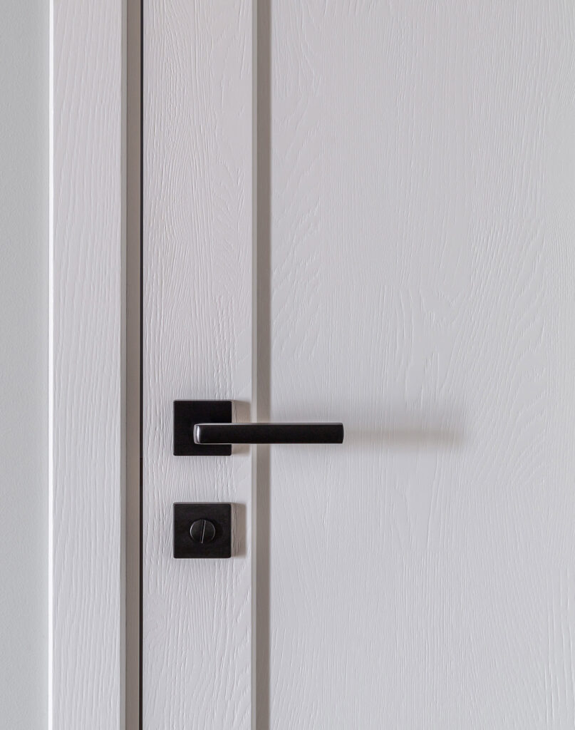 Ne tik grindys, bet ir medinės palangės, durys, grindjuostės – viskas iš vienų rankų