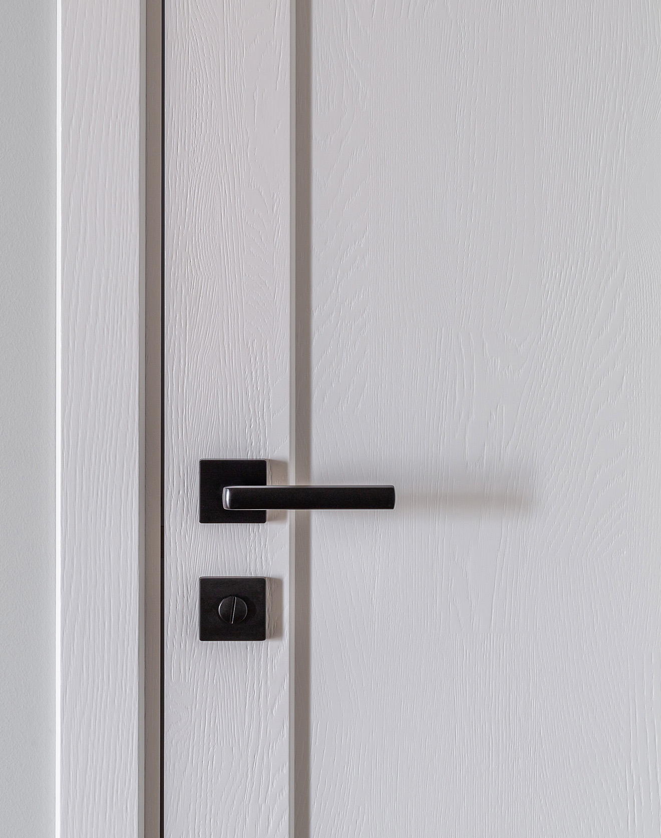 Ne tik grindys, bet ir medinės palangės, durys, grindjuostės – viskas iš vienų rankų