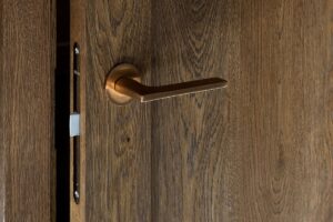 Vidaus durys su stakta: stilių įvairovė