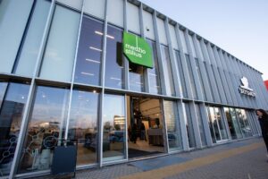 Atsinaujinęs „Medžio stiliaus“ salonas Vilniuje – dar didesnė unikalių ąžuolo gaminių ekspozicija Jūsų interjerams