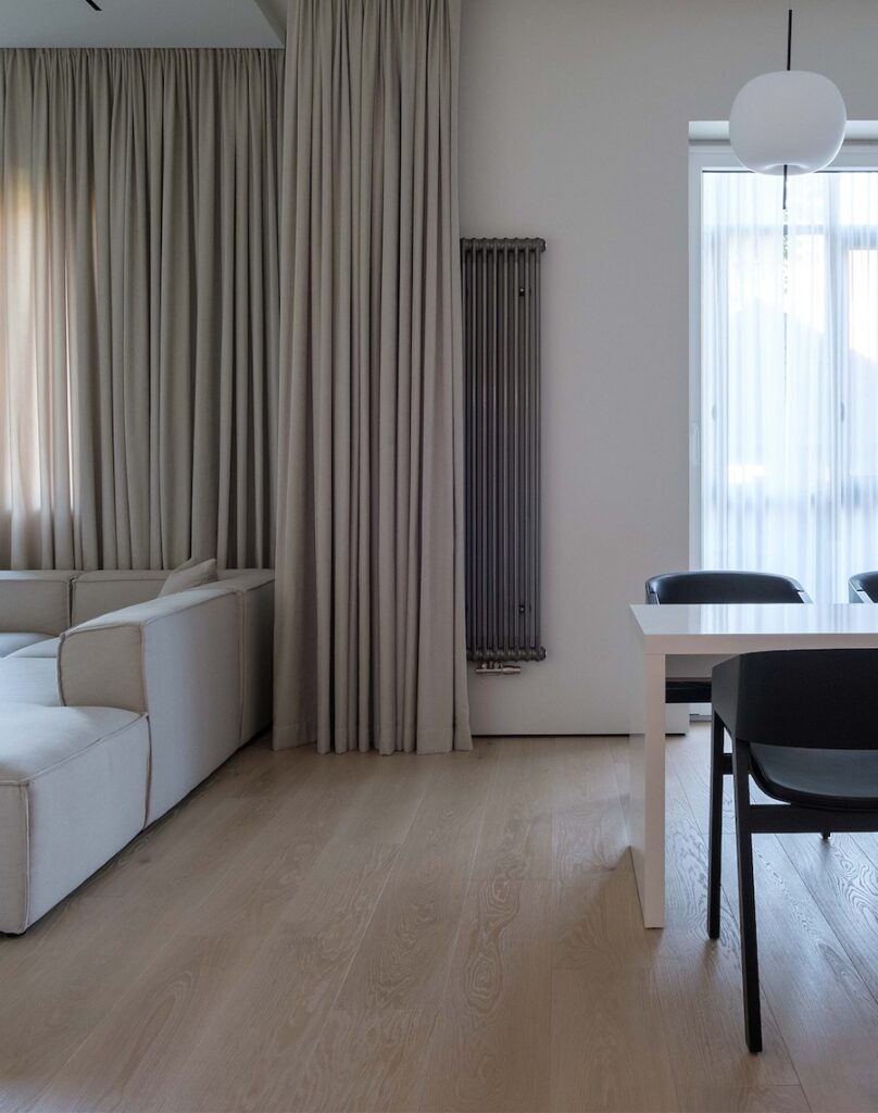 Ivory spalvos vidaus durys ir plačios grindinės lentos – šviesus ir subalansuotas derinys