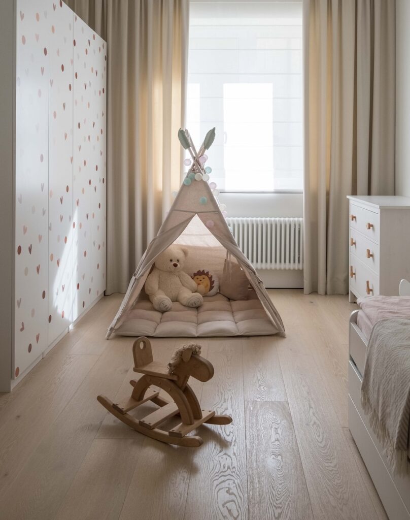 Ivory spalvos vidaus durys ir plačios grindinės lentos – šviesus ir subalansuotas derinys