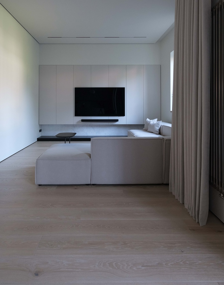 Ivory spalvos vidaus durys ir plačios grindinės lentos – šviesus ir subalansuotas derinys