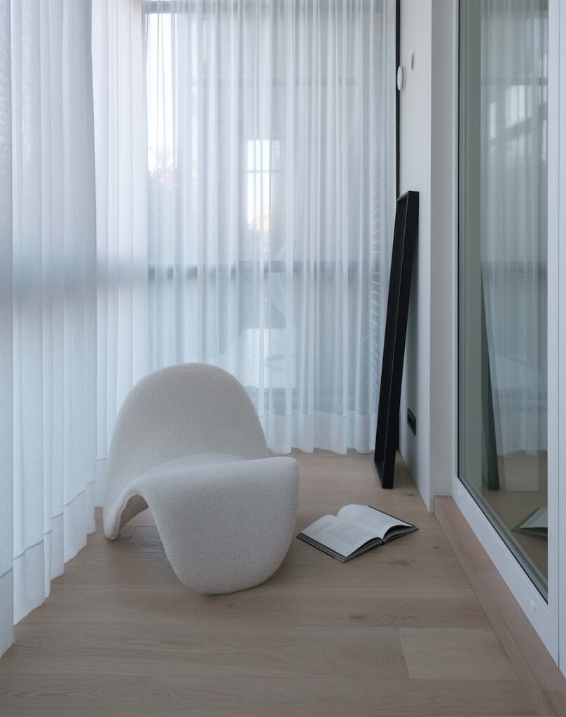 Ivory spalvos vidaus durys ir plačios grindinės lentos – šviesus ir subalansuotas derinys