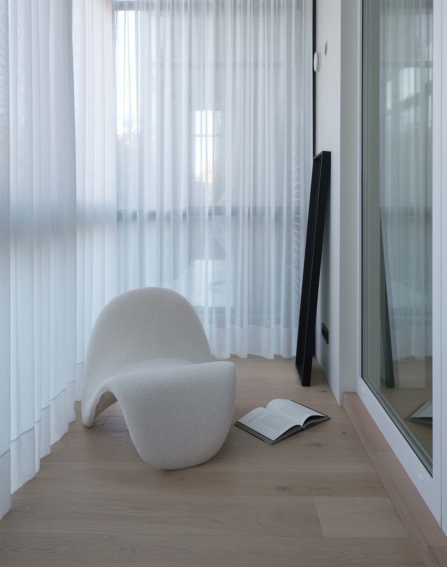 Ivory spalvos vidaus durys ir plačios grindinės lentos – šviesus ir subalansuotas derinys