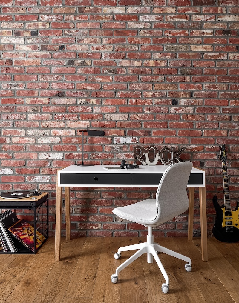 Šviesaus riešuto grindlentės moderniam interjerui suteikė šilumos