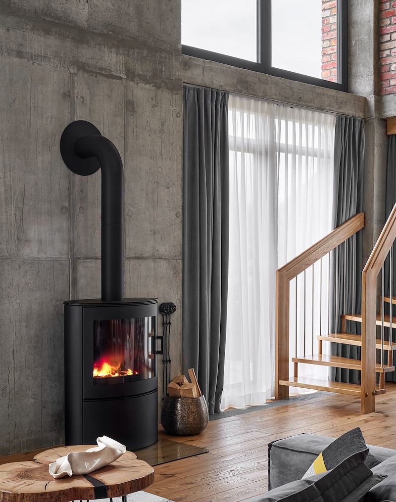 Šviesaus riešuto grindlentės moderniam interjerui suteikė šilumos