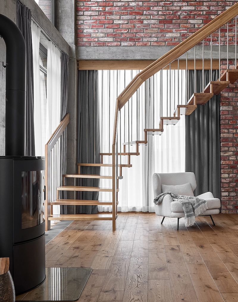 Šviesaus riešuto grindlentės moderniam interjerui suteikė šilumos