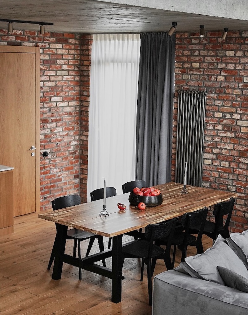 Šviesaus riešuto grindlentės moderniam interjerui suteikė šilumos