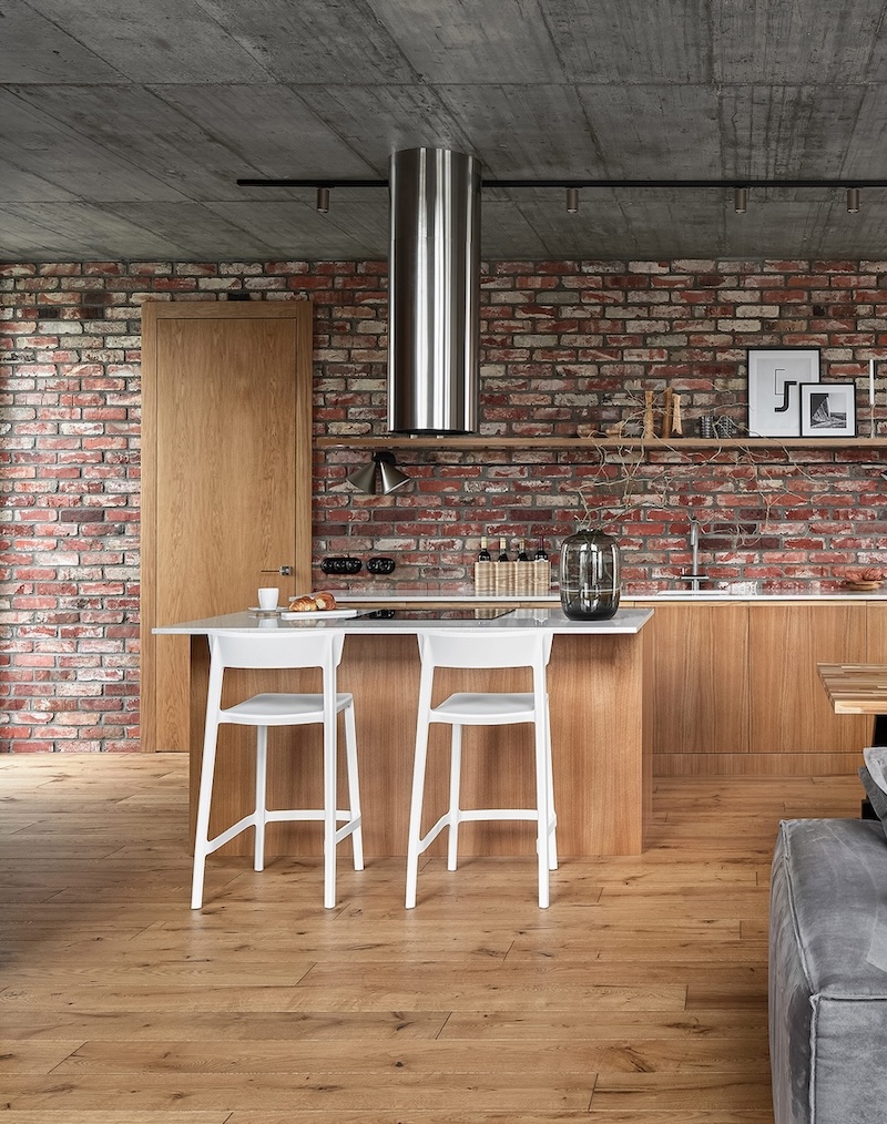 Šviesaus riešuto grindlentės moderniam interjerui suteikė šilumos