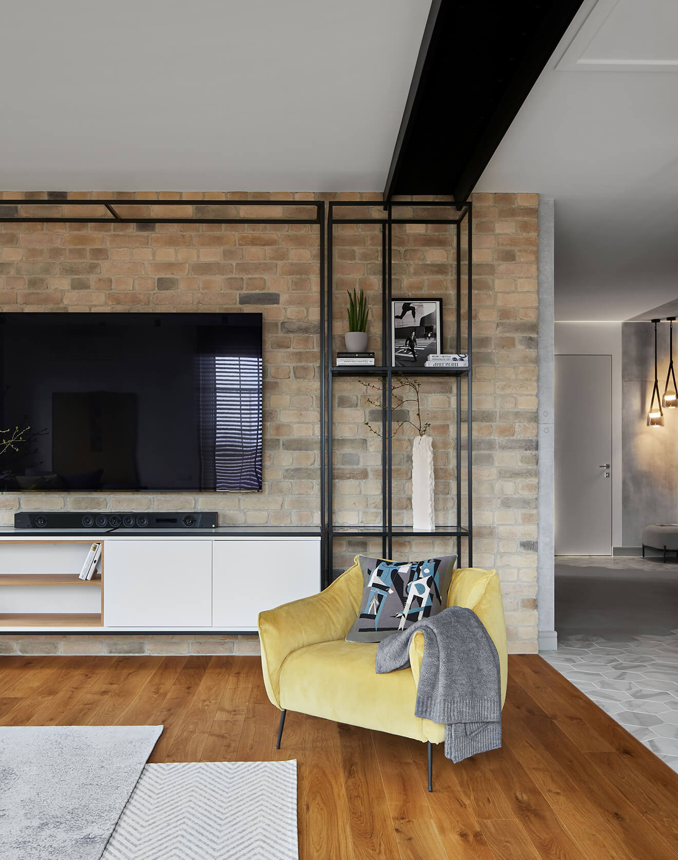 Medinės grindys ir dekoratyvinės sienelės – gamtos akcentai moderniuose namuose