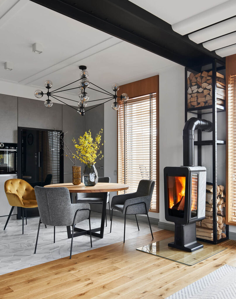 Medinės grindys ir dekoratyvinės sienelės – gamtos akcentai moderniuose namuose