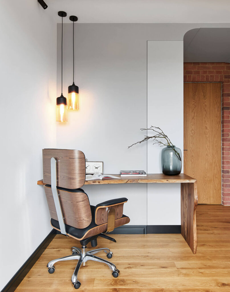 Medinės grindys ir dekoratyvinės sienelės – gamtos akcentai moderniuose namuose