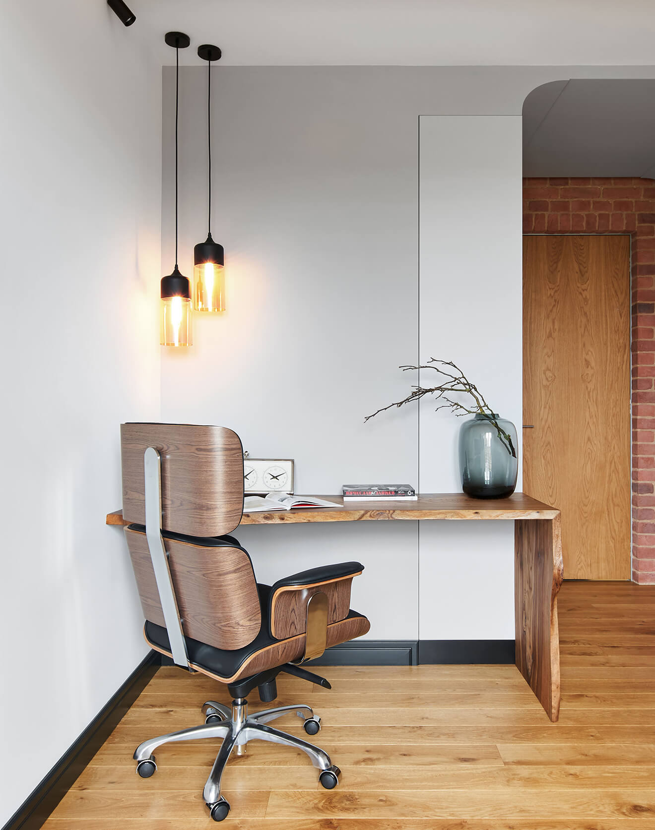 Medinės grindys ir dekoratyvinės sienelės – gamtos akcentai moderniuose namuose