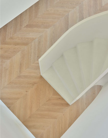 Moderni klasika – Ivory atspalvio Chevron parketas