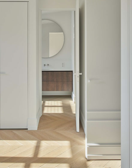 Moderni klasika – Ivory atspalvio Chevron parketas