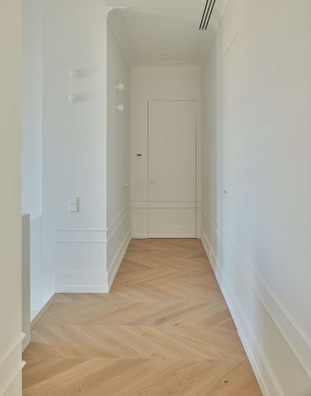 Moderni klasika – Ivory atspalvio Chevron parketas