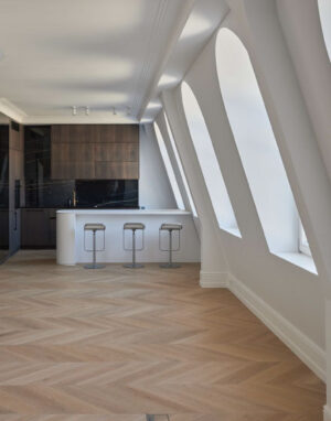 Moderni klasika – Ivory atspalvio Chevron parketas