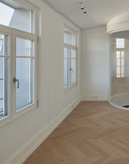 Moderni klasika – Ivory atspalvio Chevron parketas