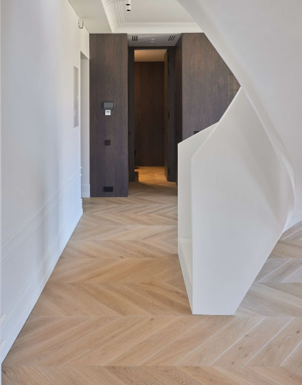 Moderni klasika – Ivory atspalvio Chevron parketas