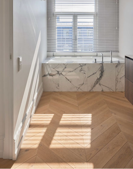 Moderni klasika – Ivory atspalvio Chevron parketas