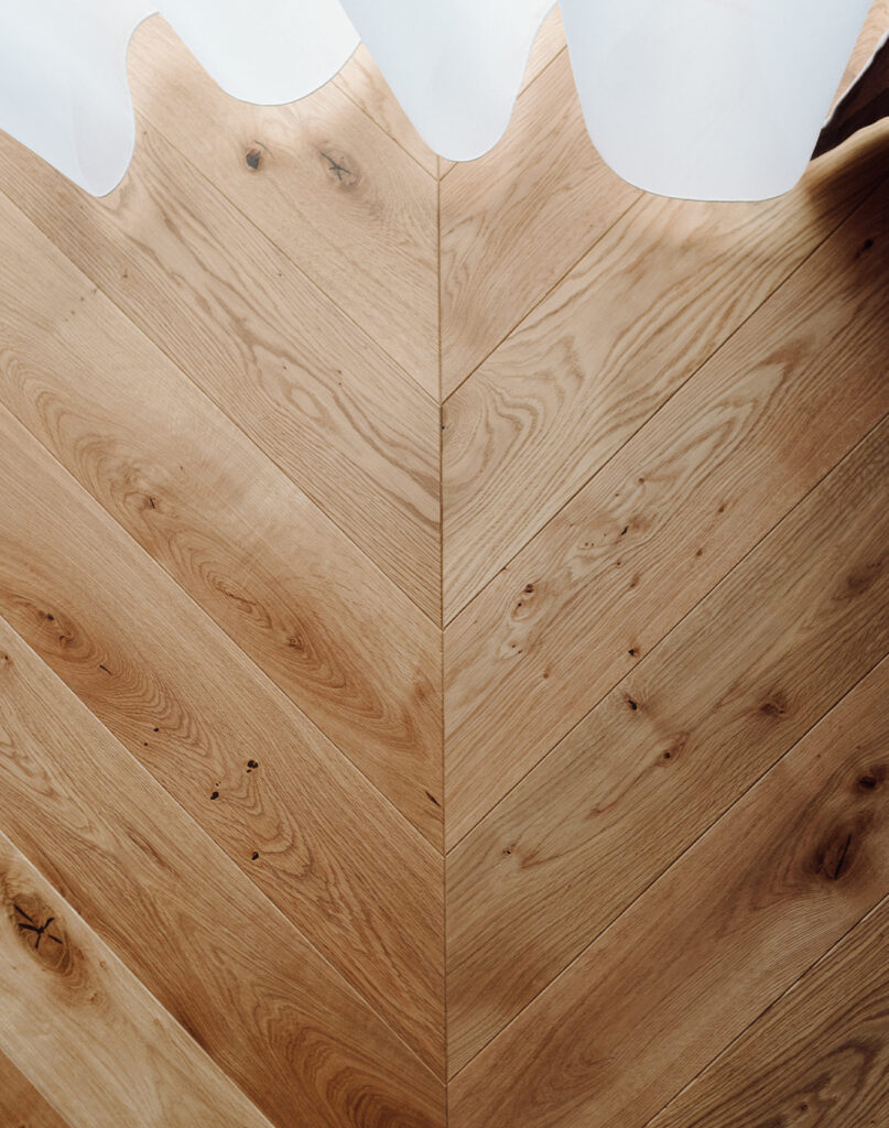 Ąžuoliniai laiptai, durys, grindys eglute – neįpareigojanti, subtili apdaila