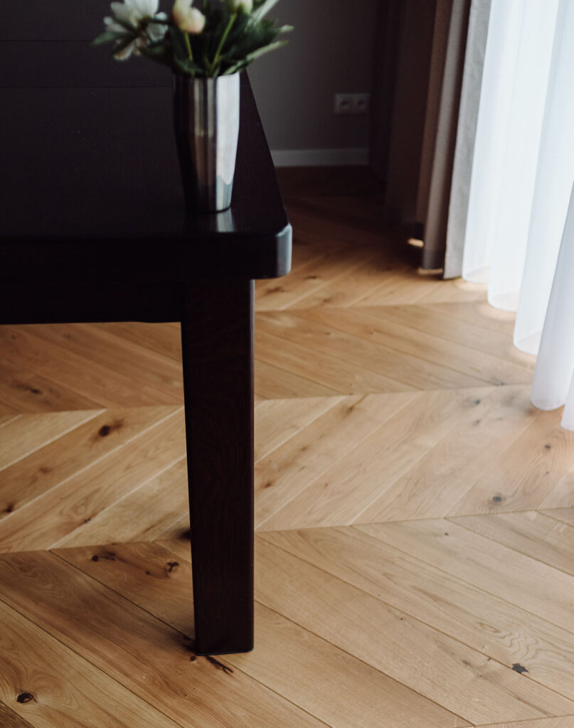 Ąžuoliniai laiptai, durys, grindys eglute – neįpareigojanti, subtili apdaila