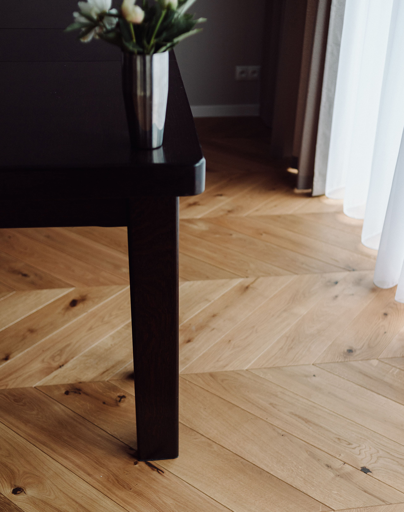 Ąžuoliniai laiptai, durys, grindys eglute – neįpareigojanti, subtili apdaila