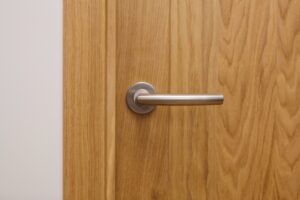 Medžio masyvo durys: patvarus durų sprendimas