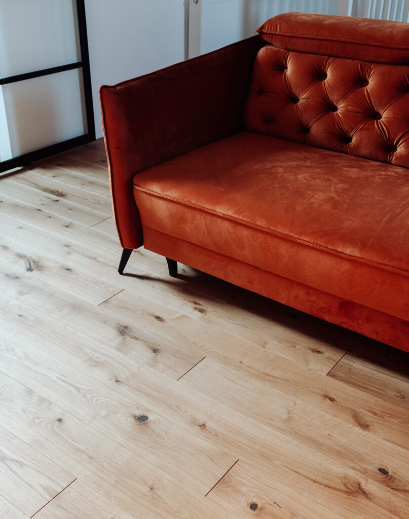 Subalansuotas interjeras: grindys, durys, net turėklai laiptais sumaniai suderinti tarpusavyje