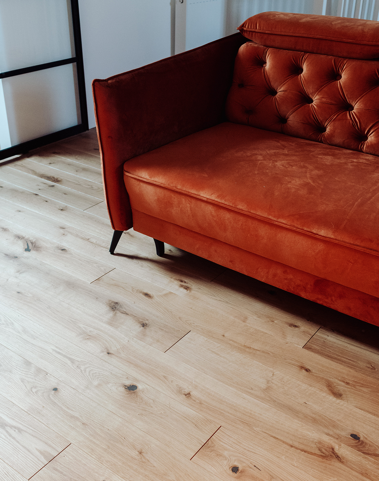 Subalansuotas interjeras: grindys, durys, net turėklai laiptais sumaniai suderinti tarpusavyje