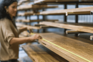 Nuolatinė ąžuolinių grindų kokybės patikra užtikrina mūsų pažadą klientams