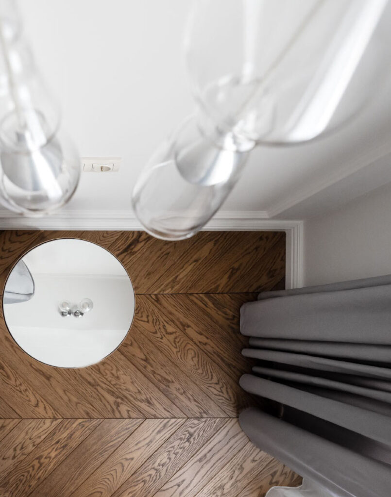 Skirtingas namų erdves suvienijo sodraus atspalvio Chevron parketas