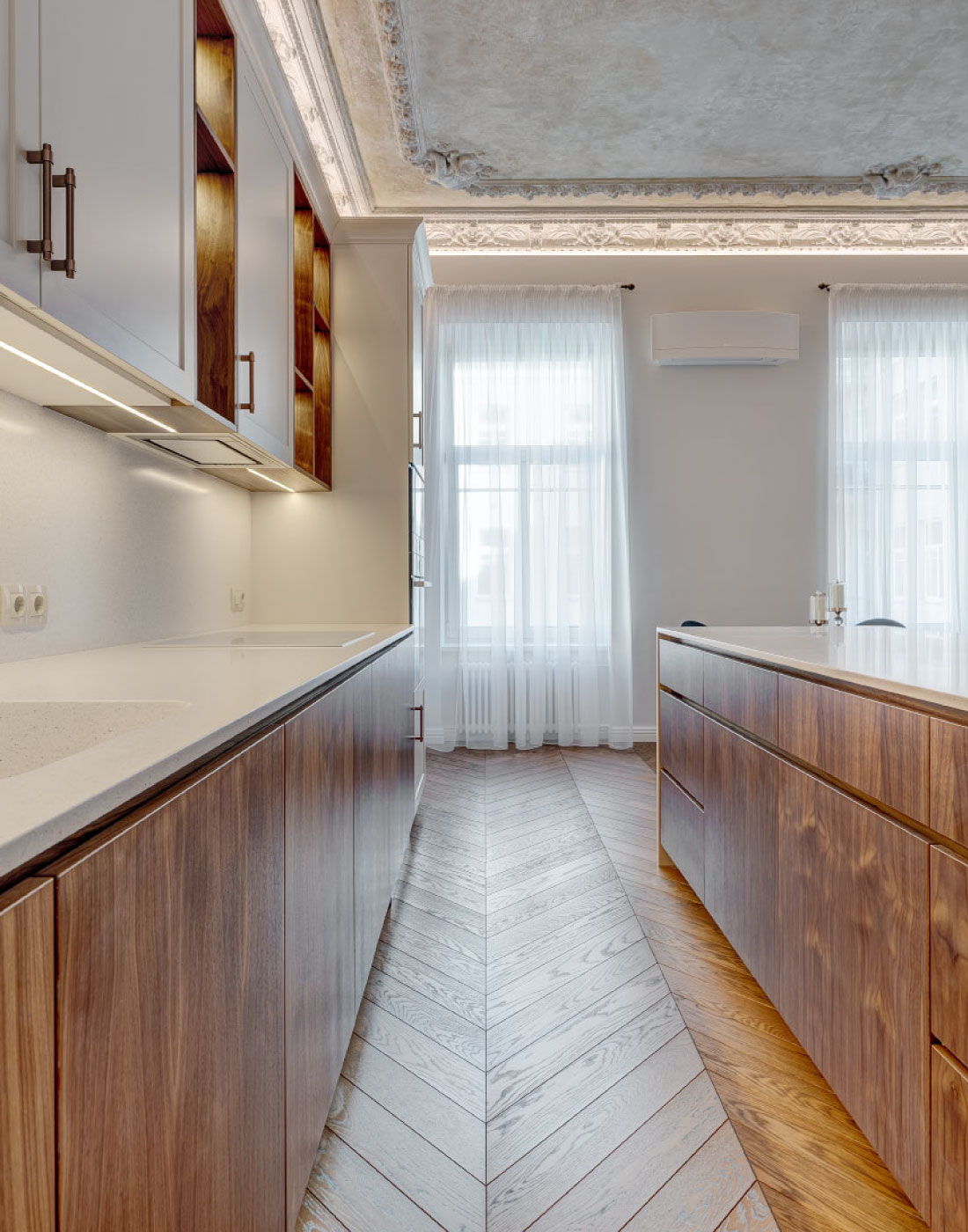 Skirtingas namų erdves suvienijo sodraus atspalvio Chevron parketas