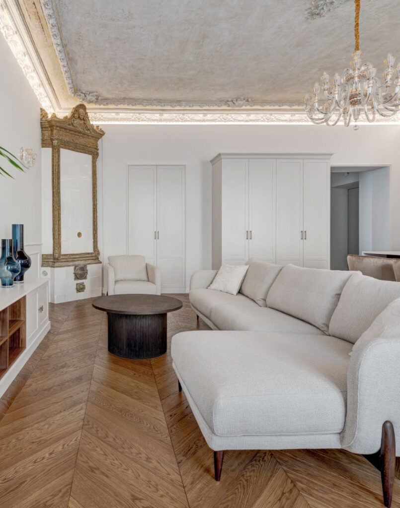 Skirtingas namų erdves suvienijo sodraus atspalvio Chevron parketas