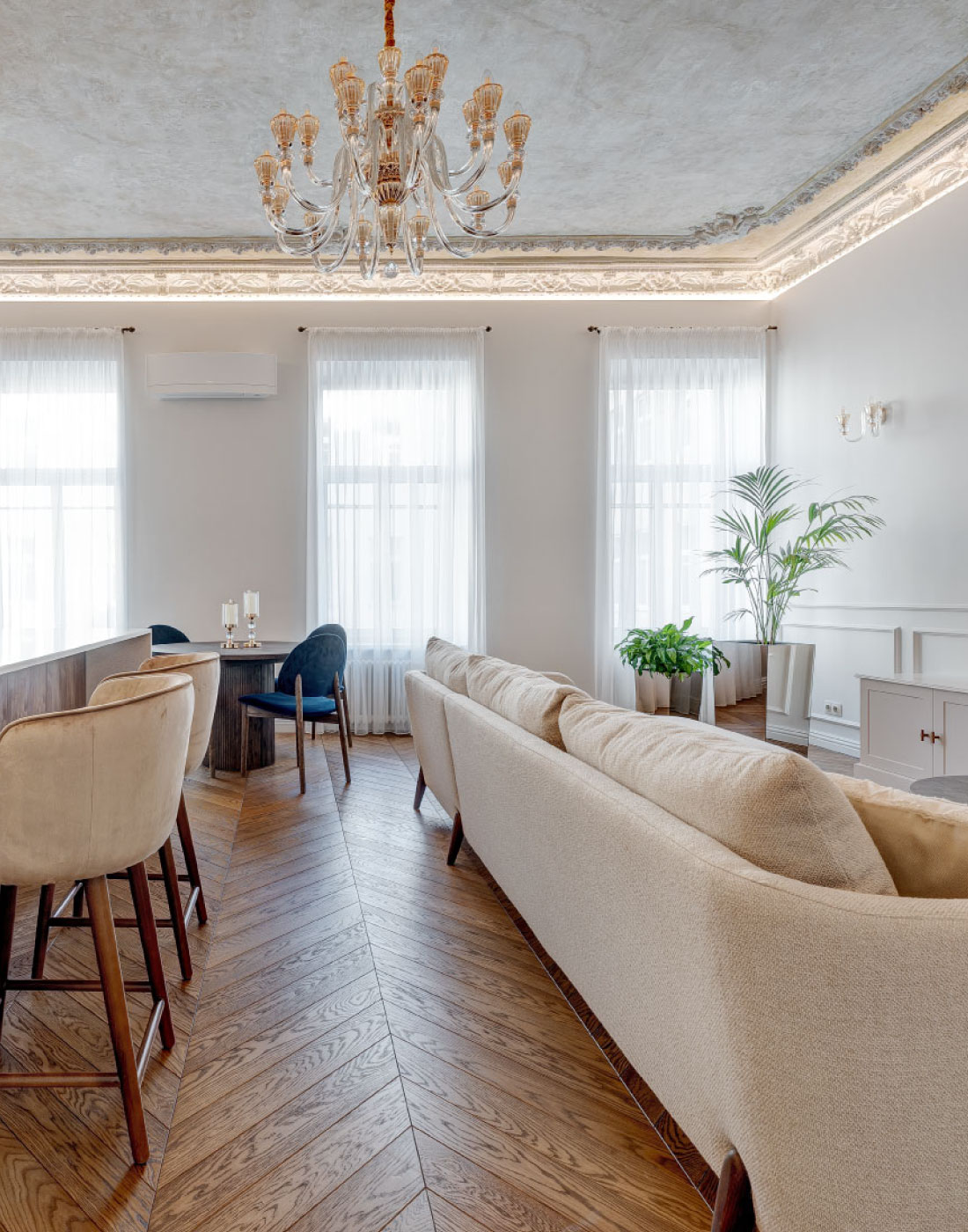 Skirtingas namų erdves suvienijo sodraus atspalvio Chevron parketas