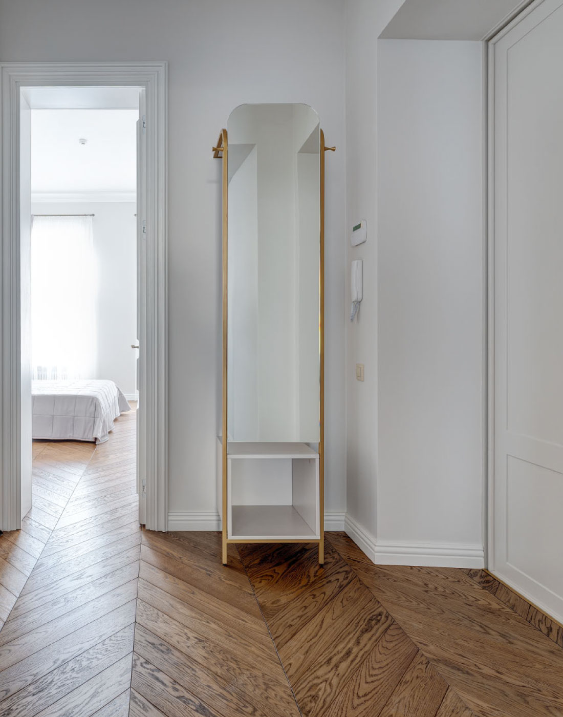 Skirtingas namų erdves suvienijo sodraus atspalvio Chevron parketas