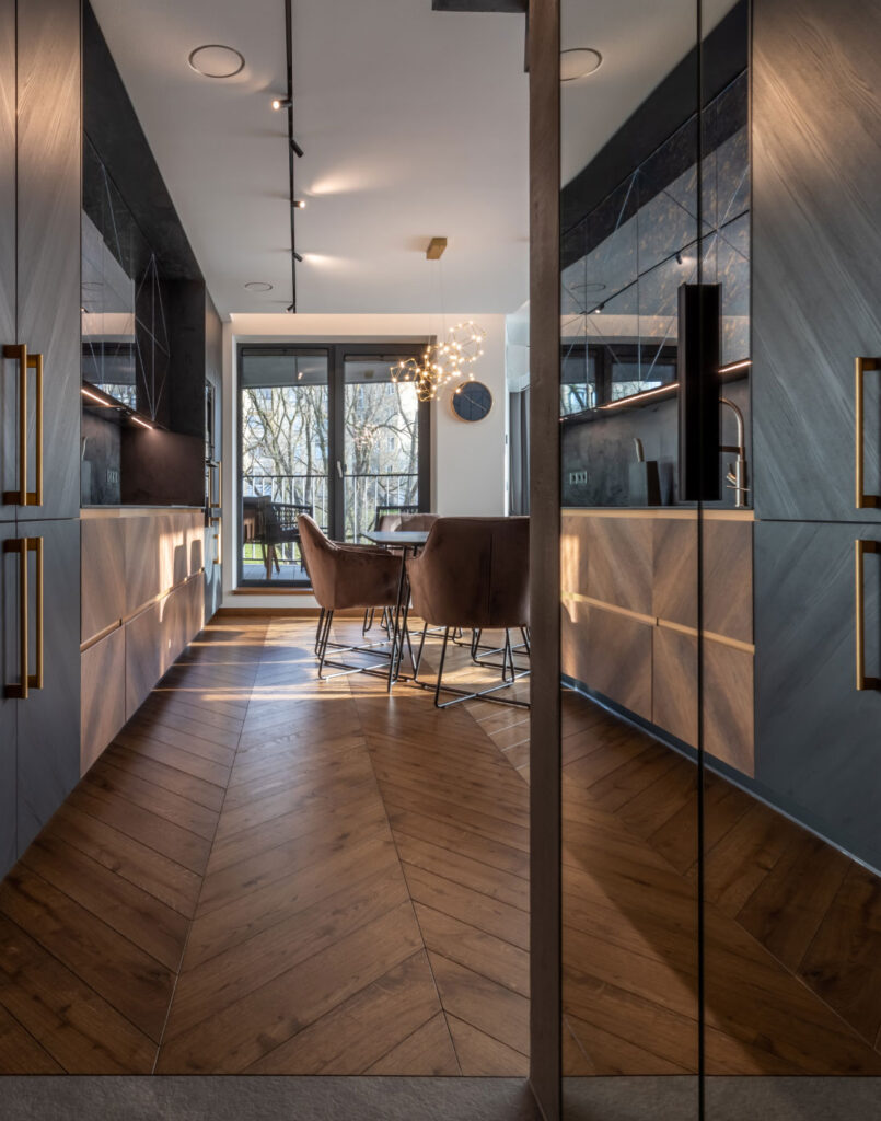 Harmoningas derinys nesenstančiam interjerui: riešuto spalva, Rustic rūšingumas ir elegantiškas Chevron klojimo raštas