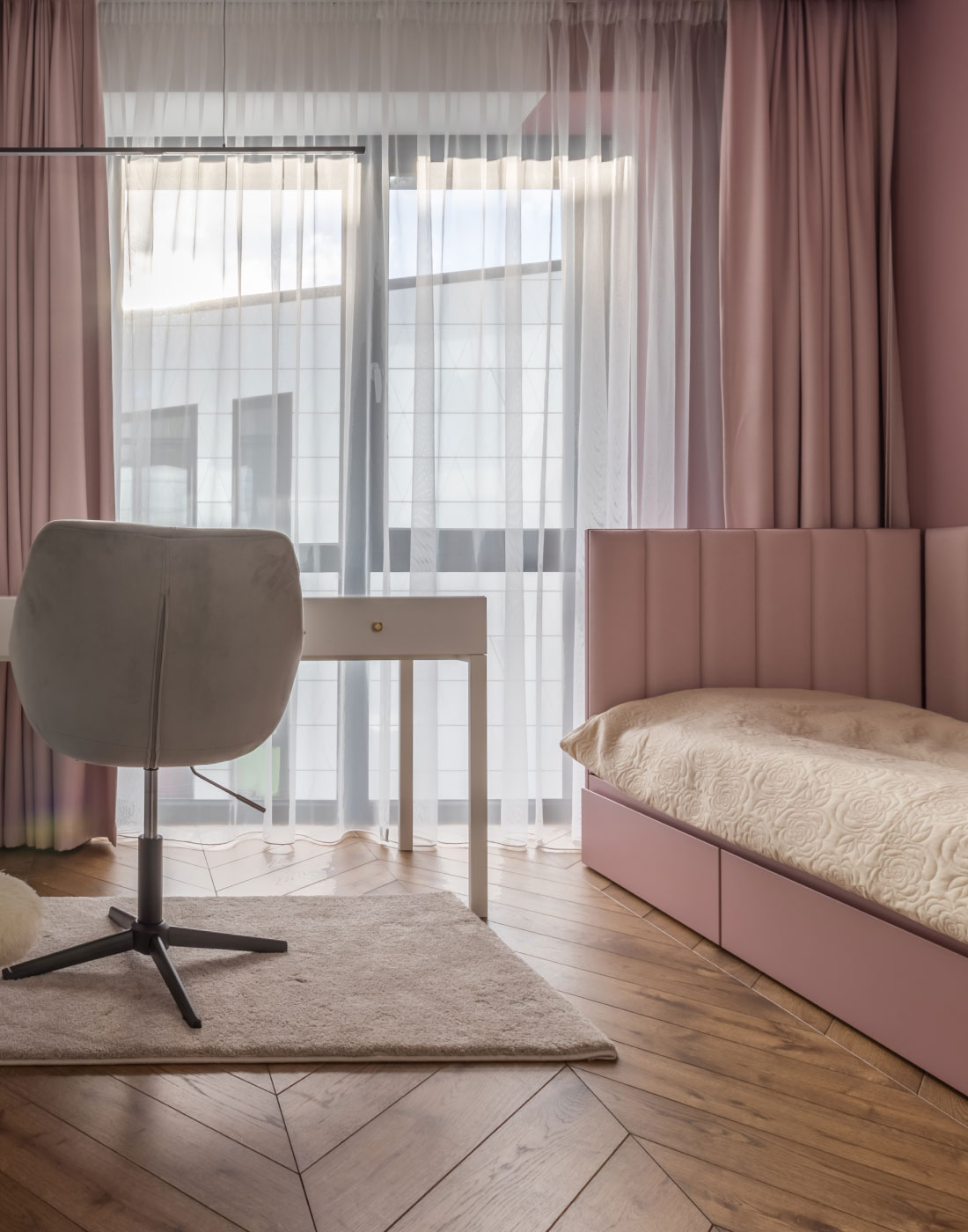 Harmoningas derinys nesenstančiam interjerui: riešuto spalva, Rustic rūšingumas ir elegantiškas Chevron klojimo raštas