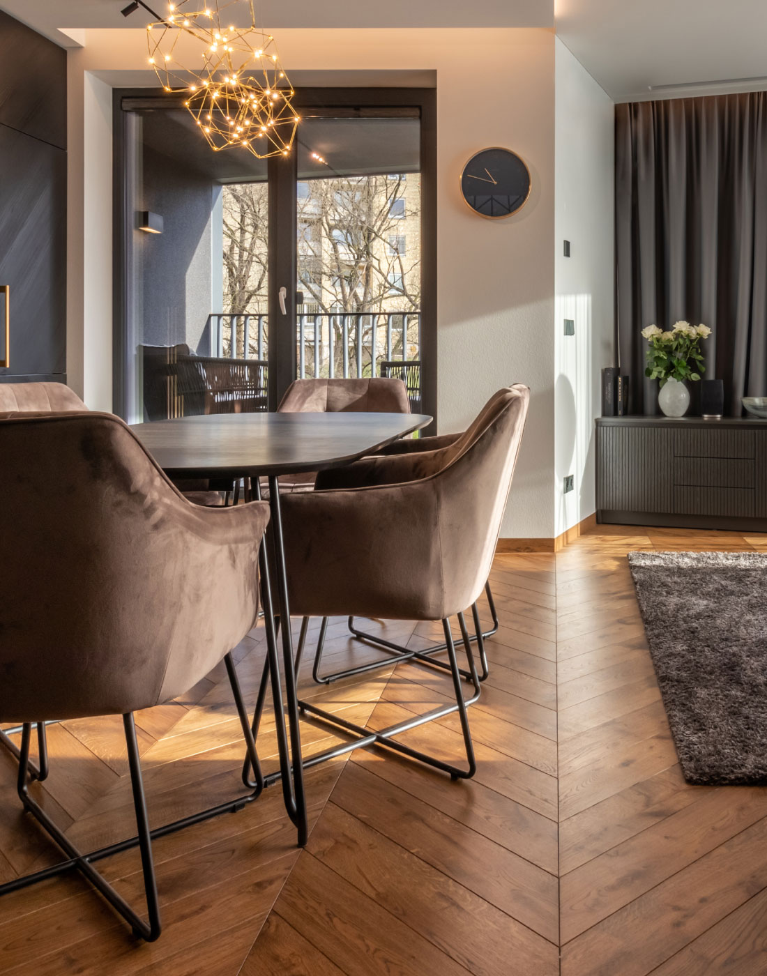 Harmoningas derinys nesenstančiam interjerui: riešuto spalva, Rustic rūšingumas ir elegantiškas Chevron klojimo raštas