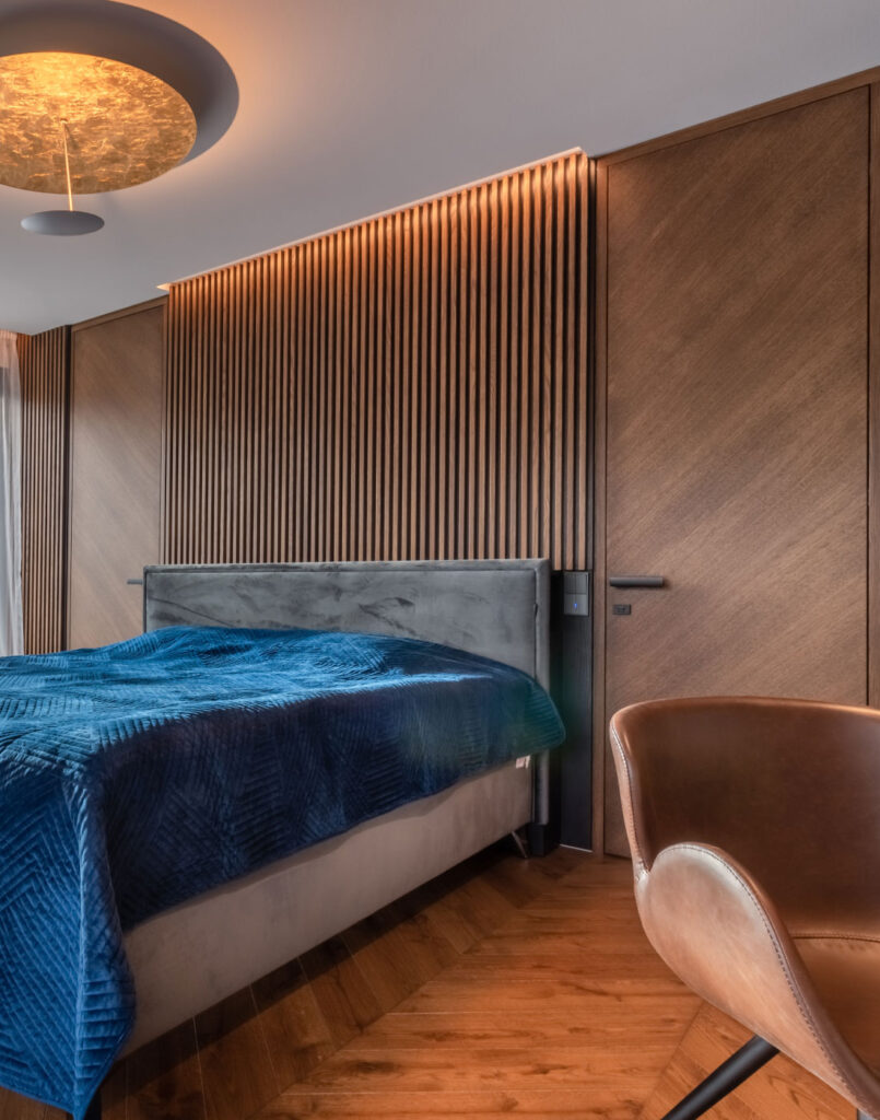 Harmoningas derinys nesenstančiam interjerui: riešuto spalva, Rustic rūšingumas ir elegantiškas Chevron klojimo raštas