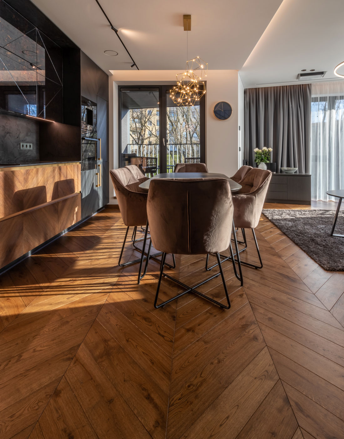 Harmoningas derinys nesenstančiam interjerui: riešuto spalva, Rustic rūšingumas ir elegantiškas Chevron klojimo raštas