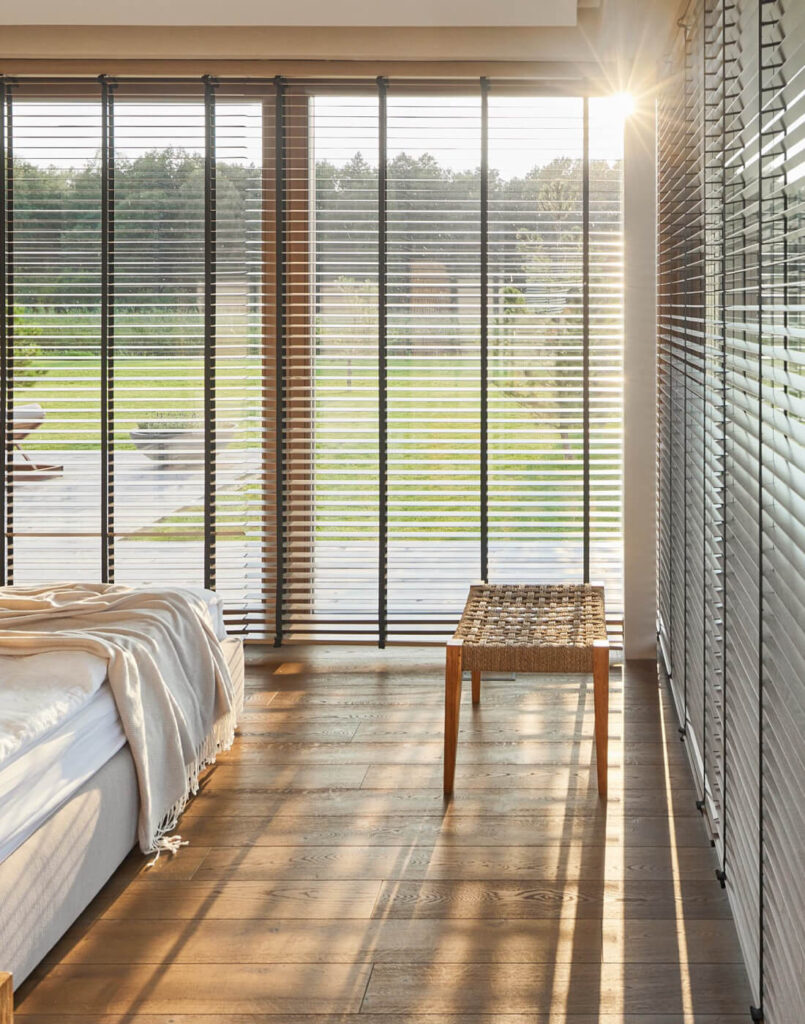 Atostogų nuotaika ir natūralumu alsuojantis interjeras Palangoje – šeimos rezidencija prie jūros