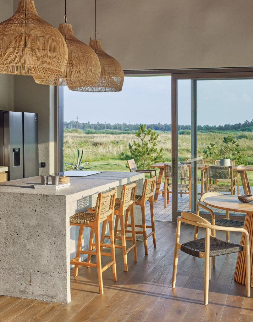 Atostogų nuotaika ir natūralumu alsuojantis interjeras Palangoje – šeimos rezidencija prie jūros