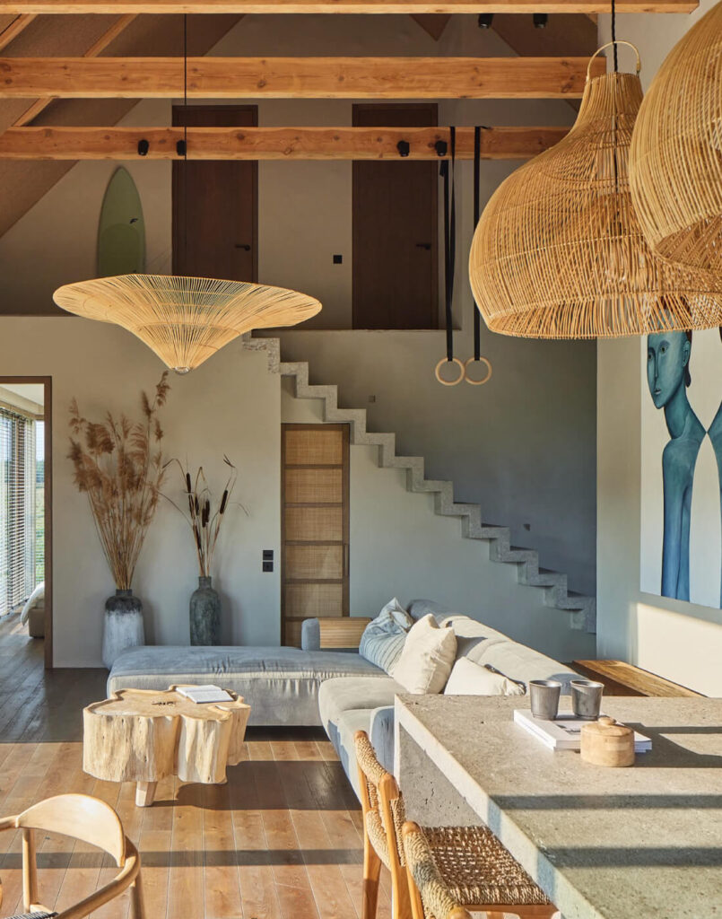 Atostogų nuotaika ir natūralumu alsuojantis interjeras Palangoje – šeimos rezidencija prie jūros