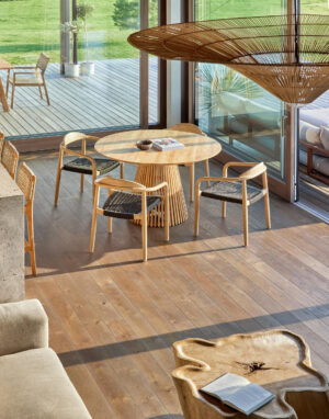 Atostogų nuotaika ir natūralumu alsuojantis interjeras Palangoje – šeimos rezidencija prie jūros