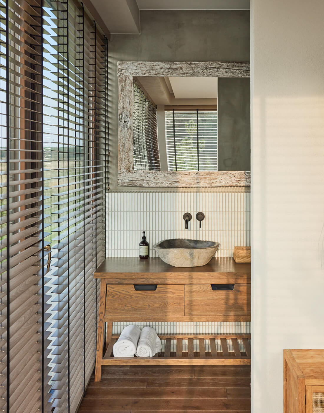 Atostogų nuotaika ir natūralumu alsuojantis interjeras Palangoje – šeimos rezidencija prie jūros