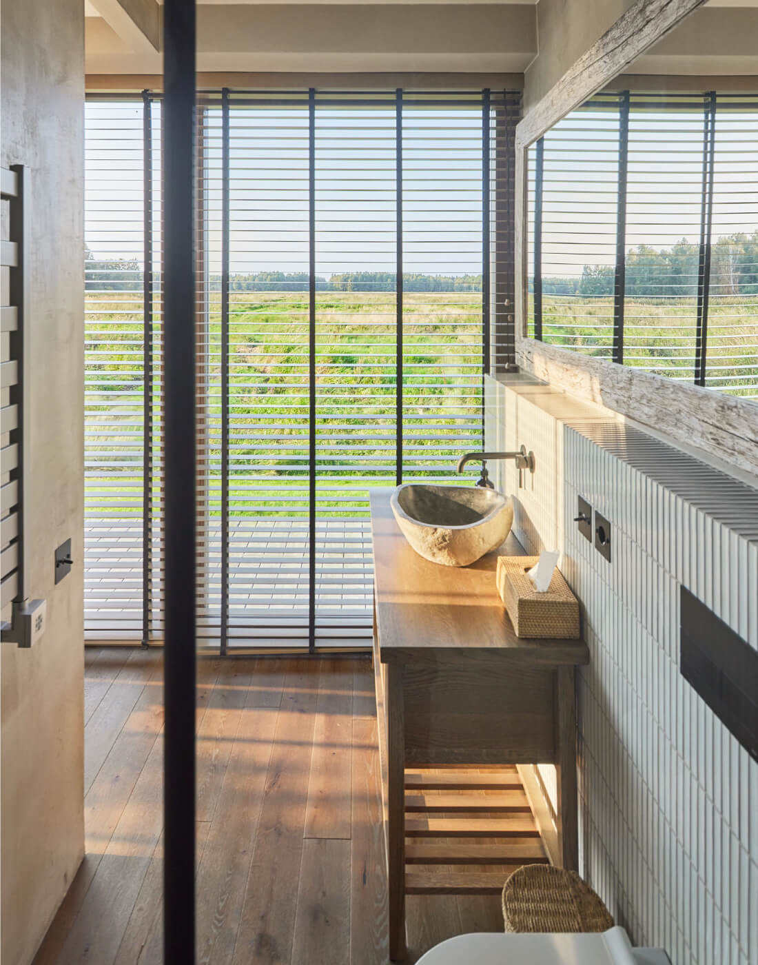 Atostogų nuotaika ir natūralumu alsuojantis interjeras Palangoje – šeimos rezidencija prie jūros